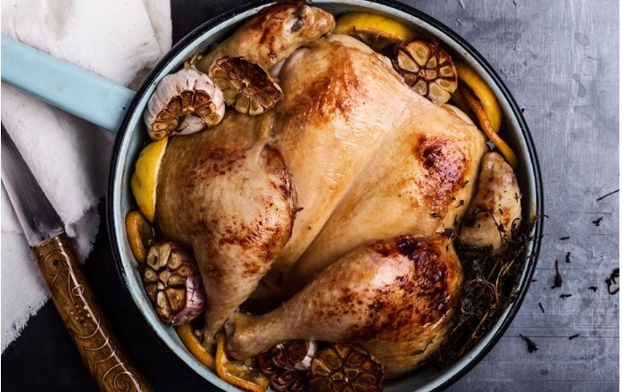 Pollo rostizado gourmet en banquete de lujo.