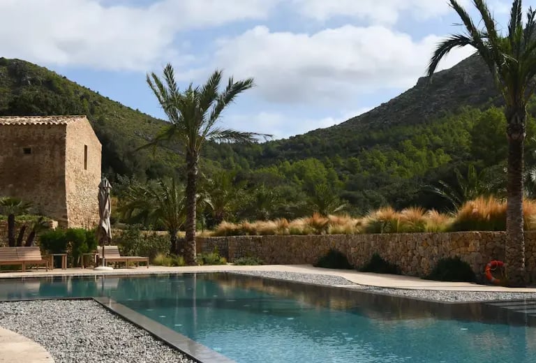 Luxury swimming pool with exposed aggregate concrete