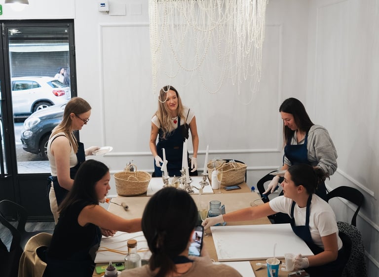 grupo de chicas creando arte en taller creativo en Madrid con ambiente social