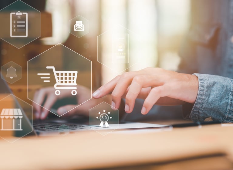 mano escribiendo en la computadora