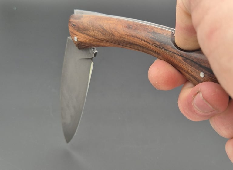 Couteau artisanal mécanisme à pompe arrière