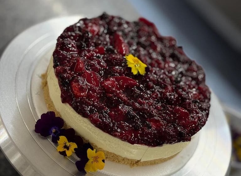 Cheescake de furtos rojos, decorado con flores
