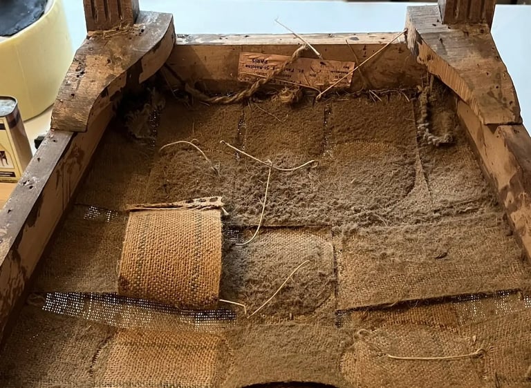 Chaise laissant à découvert de vieilles sangles poussiéreuses et abimées