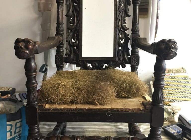 Un fauteuil recouvert de crin