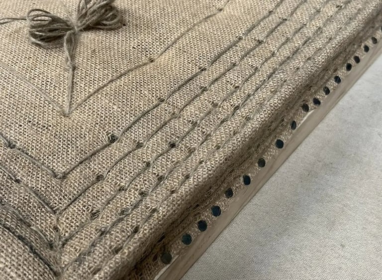 Une garniture piquée composée de plusieurs points de piquage