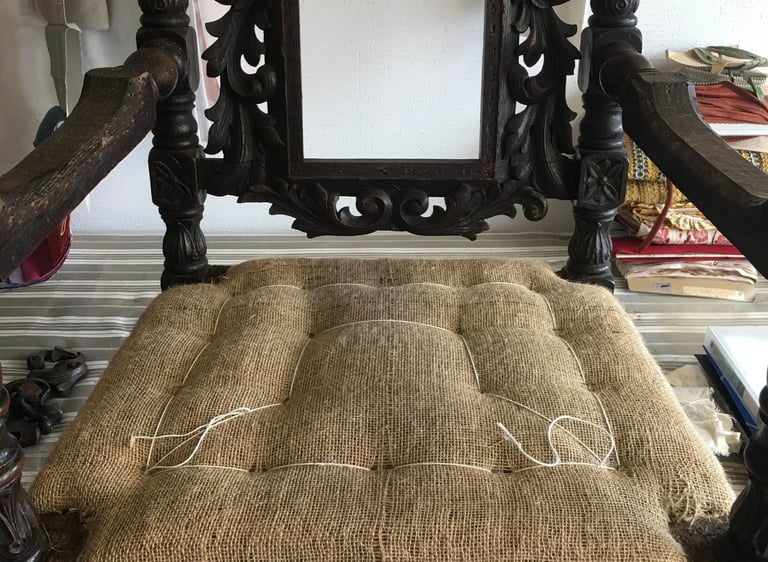 Un fauteuil présentant une garniture en crin avec son point de fond