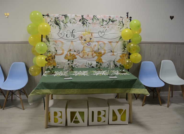 Decoración mesa baby shower con temática del rey león