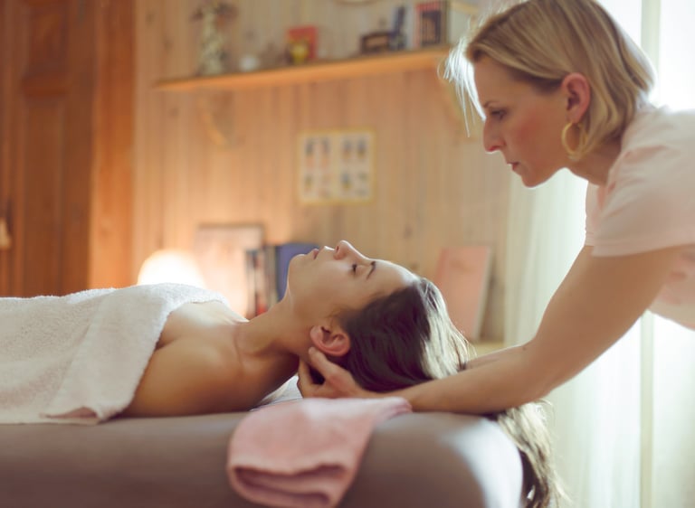 Anne-Lise Raffaelli lors d’un massage, illustrant son approche douce et personnalisée du soin