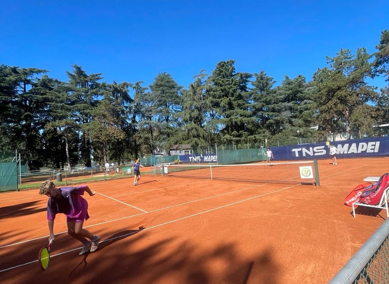 Campo da tennis in terra rossa presso il Centro Tennis Aeronautica, Milano.