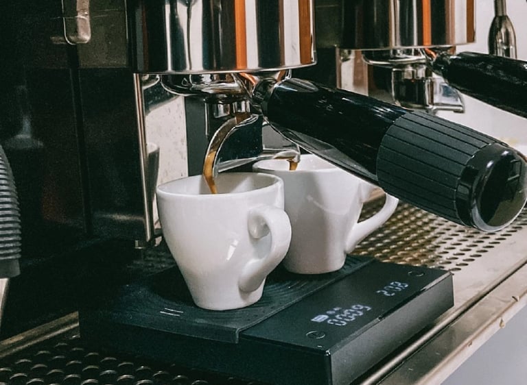 Extracción de dos espressos desde máquina profesional en Confite Taller de Café