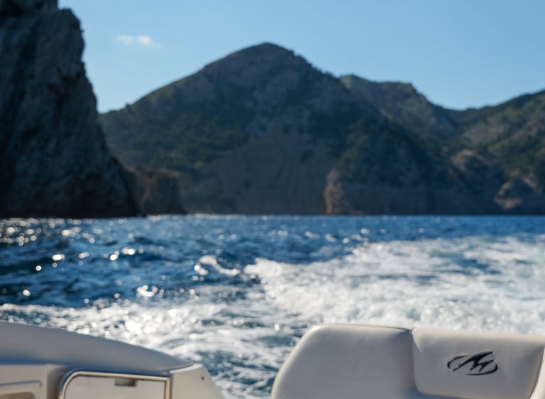 Paseo en barco por la costa norte de Mallorca – otoño en la bahía de Alcudia
