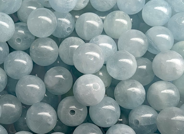 Perles en aigue-marine, aux nuances bleu pâle translucides