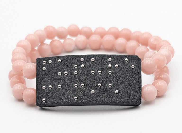 Bracelet double rangé de perles en Opale de Chine arborant une plaquette braille Future mamie