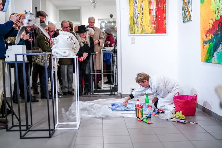 Jacqueline Poitevin peignant en performance lors d’un vernissage