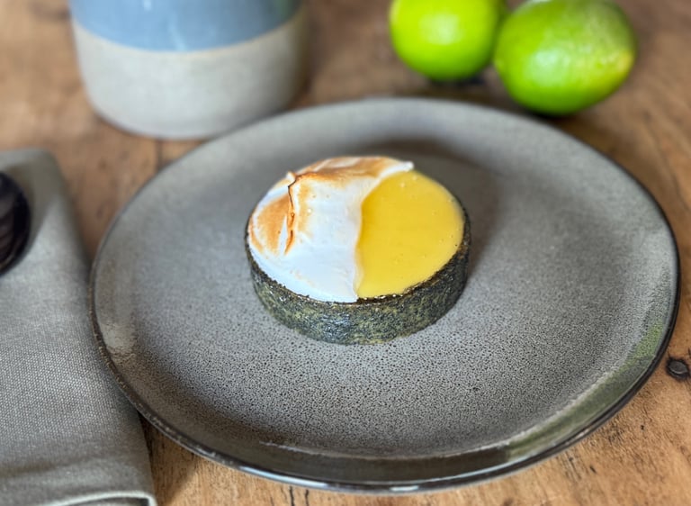 Tarte citron vert meringuée sésame noir