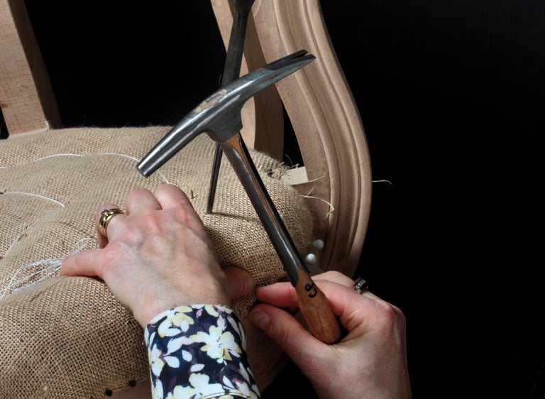 Restauration selon des méthodes traditionnelle de tapisserie avec des matériaux naturels de qualité.