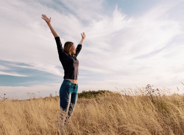femme heureuse relaxation dynamique de Caycedo et bien-être à Yvetot
