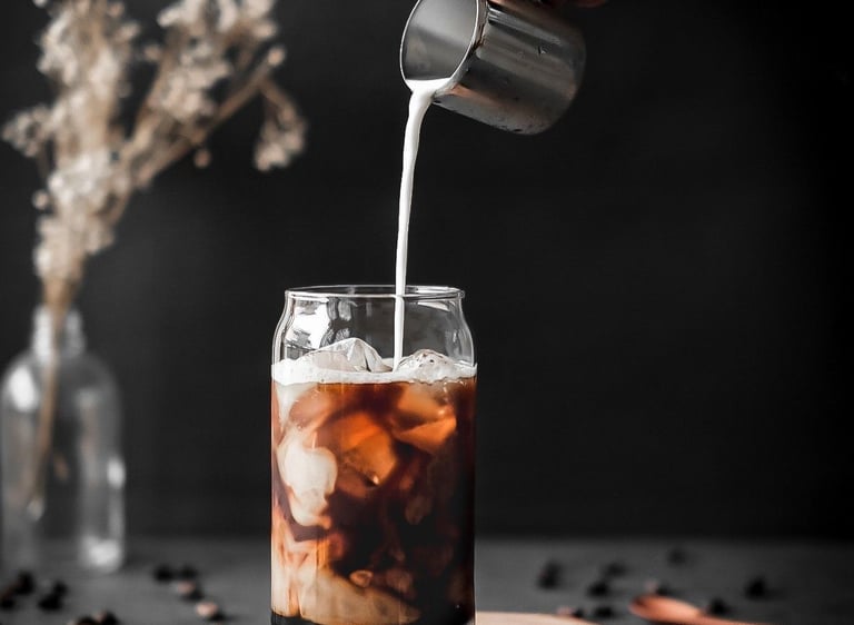 Latte 拿铁   Espresso with fresh milk. 浓缩咖啡加鲜牛奶