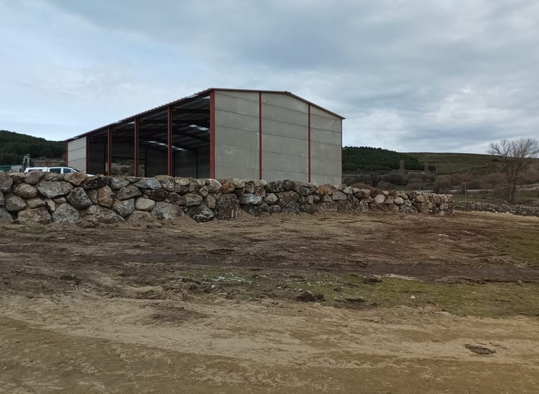 proyecto de Nave placas hormigón alveolar con estructura metálica