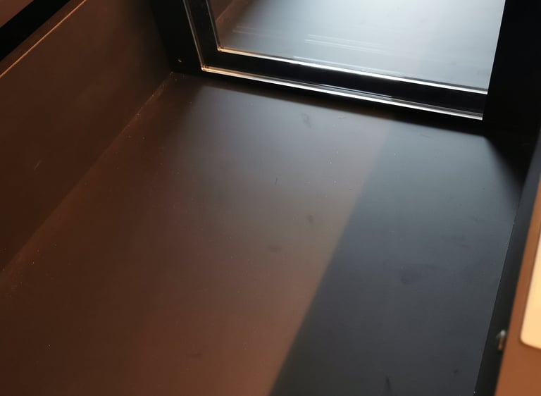 des côtés de tiroirs vitrés pour plus de clartés et de modernité