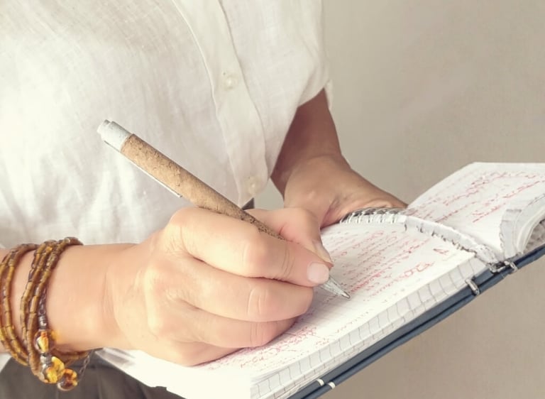 Valeria Angeletti, wellness coach di Metabolika, mentre scrive su un taccuino