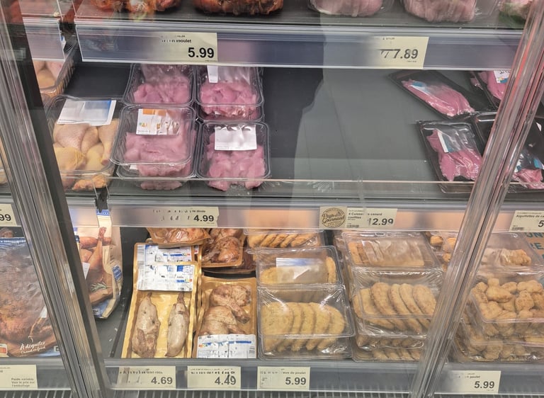 Das Bild zeigt ein Kühlregal mit sehr viel billigem und abgepacktem Fleisch