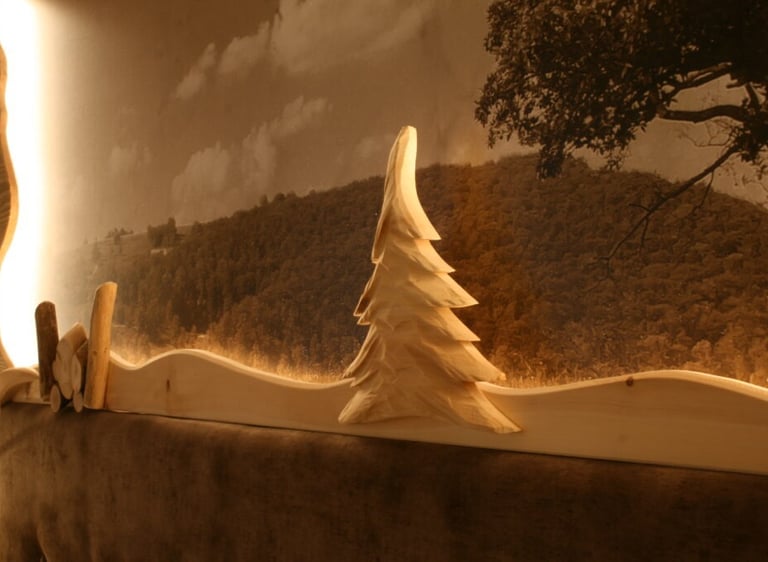 geschnitzte, beleuchtete Holzdetails in einem Hotelzimmer