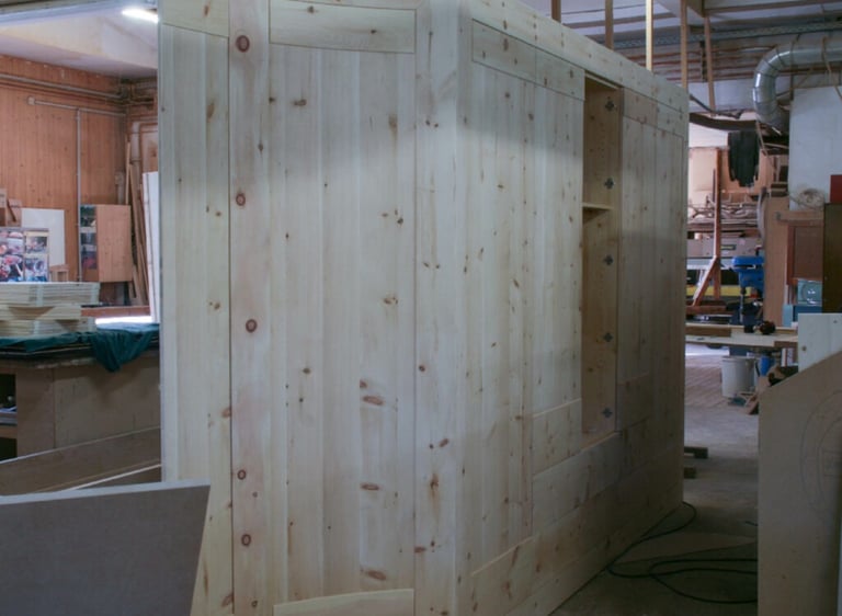 ein Kleiderschrank fürs Schlafzimmer aus dem Holz der Zirbelkiefer