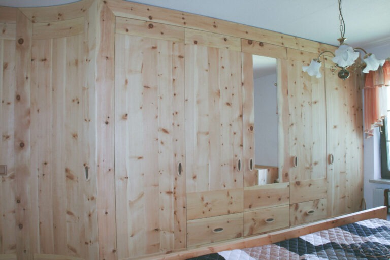 Der Schrank aus Zirbenholz wurde maßgenau gefertigt.