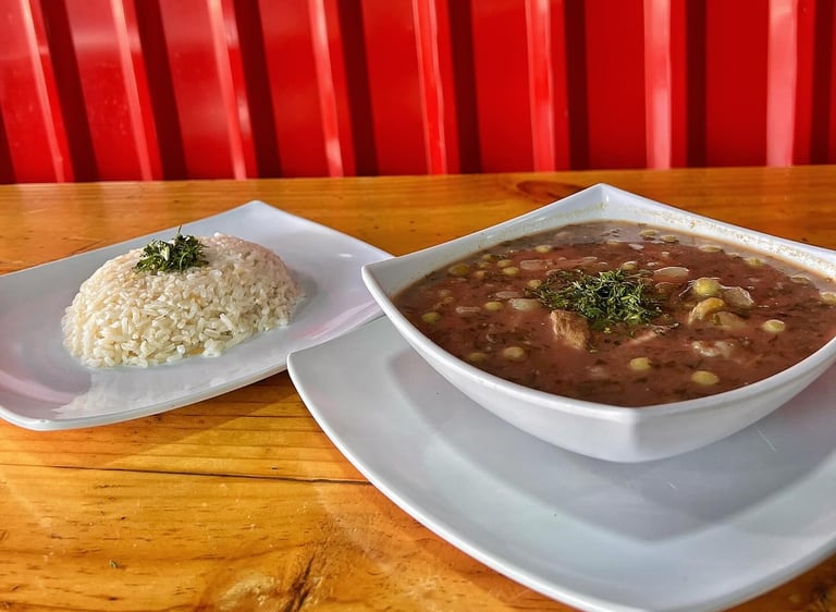 Sopa de pajarilla acompañada de arroz blanco