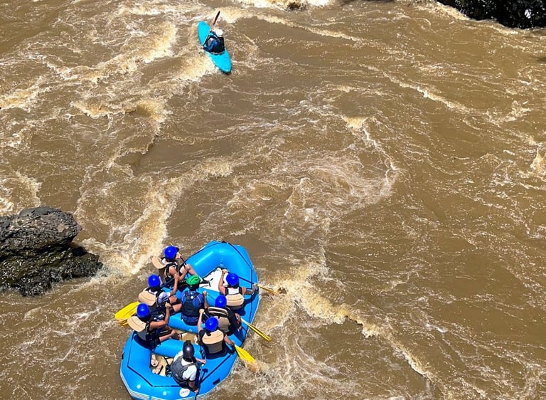 rafting en el rio fonce un bote y un Kayak de seguridad
