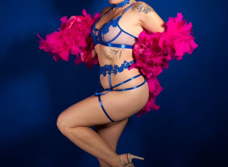 Pin up qui rigole. French cancan plumes roses et lingerie.