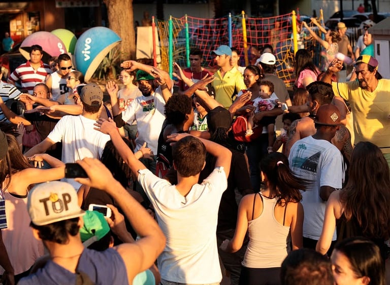 Grande público acompanhando a Usualdance JAM (na época Jam do Asfalto) durante o festival FLIV 2017 na praça de Votuporanga.