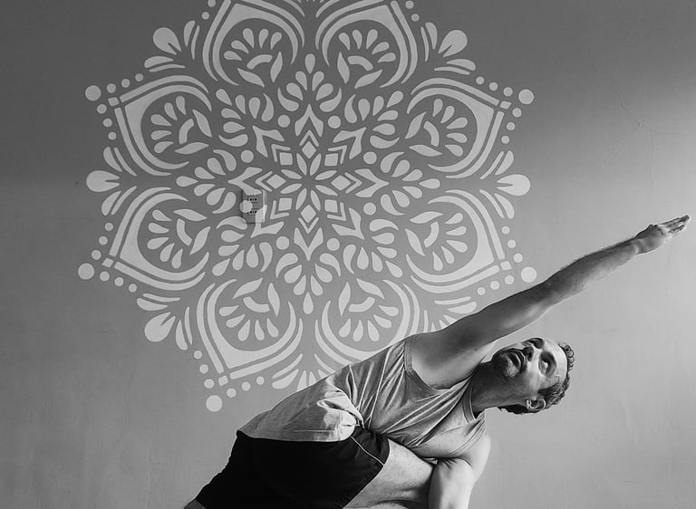 maykol-parivrtta-parsvakonasana