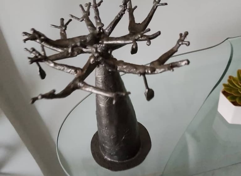 Sculpture métallique artisanale d’un baobab, réalisée à Dakar en fer recyclé