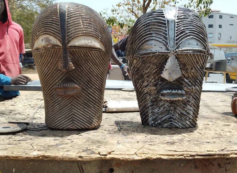 Masques africains en métal soudé, inspirés de l’art traditionnel sénégalais