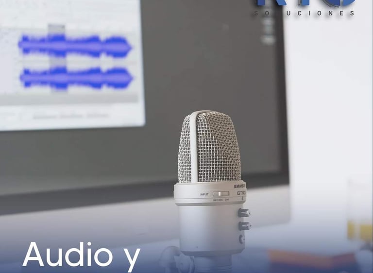 Micrófono frente a pantalla con forma de onda y texto “Audio y Video”.