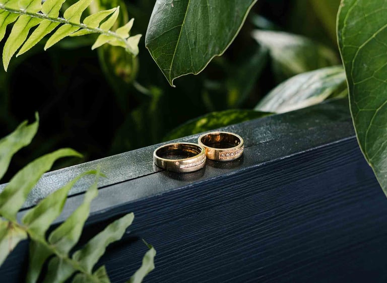 Fotografía macro de detalle de anillos de bodas rodeados de plantas verdes en Quito, Ecuador