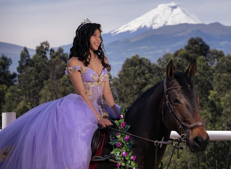 Retrato editorial de quinceañera con vestido morado montando a caballo con el Cotopaxi de fondo en Quito