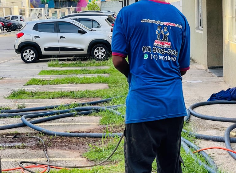 equipe qualificada e de qualidade na Suprema Desentupidora