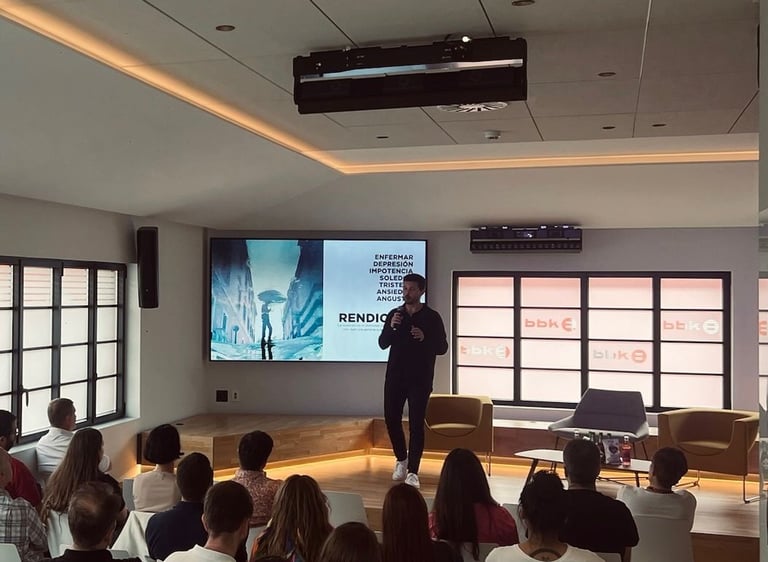 Jagoba Ormaetxea hablando sobre el concepto de Rendición en una de sus ponencias en BBK KUNA