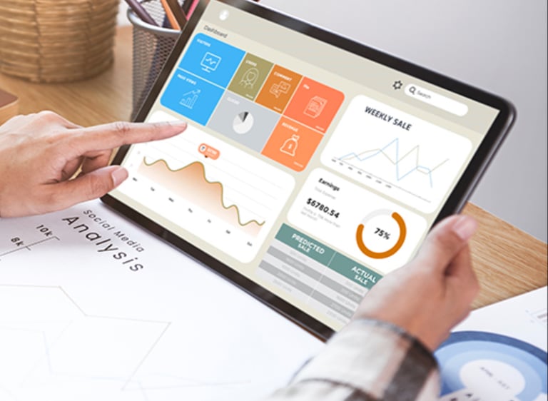 Um tablet demonstra várias informações, gráficos e indicadores da empresa.