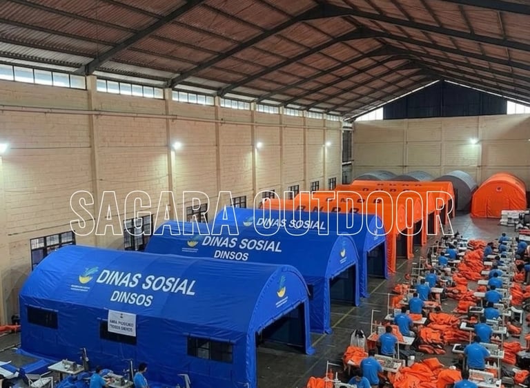 Fasilitas manufaktur Sagara Outdoor memproduksi tenda bantuan bencana Dinas Sosial berwarna biru