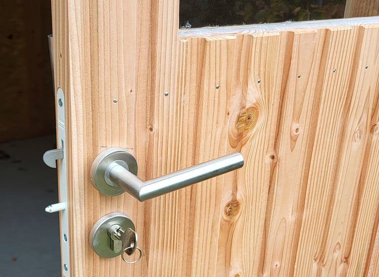 porte-coulissante-avec-serrure-le-bois-d-yv
