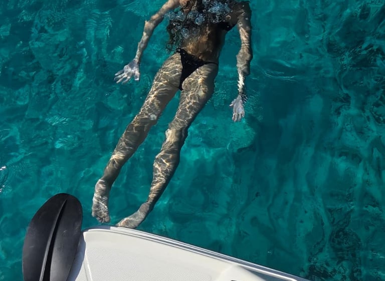 Jeune femme nageant sous l'eau en apnée.