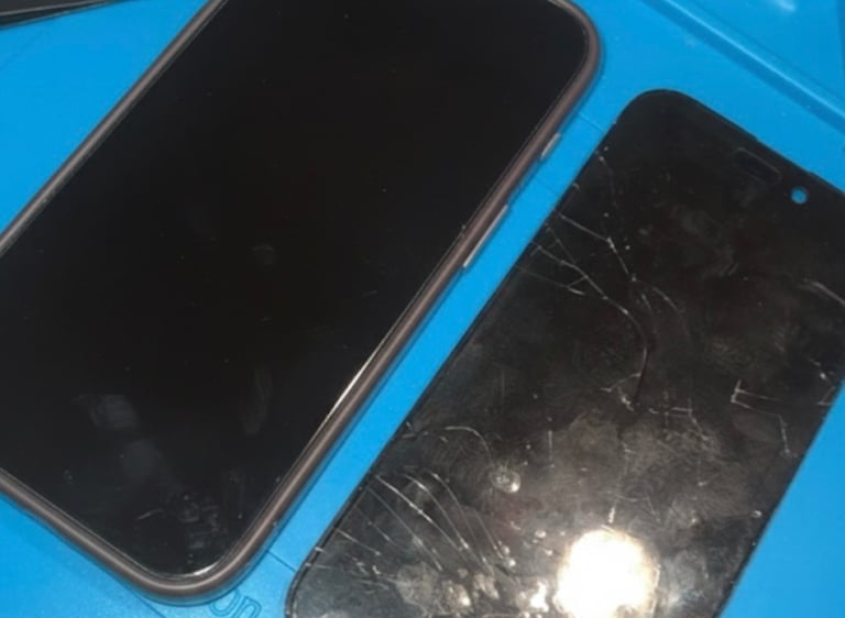 Remplacement d'écran iPhone : comparaison entre un écran brisé et un écran neuf