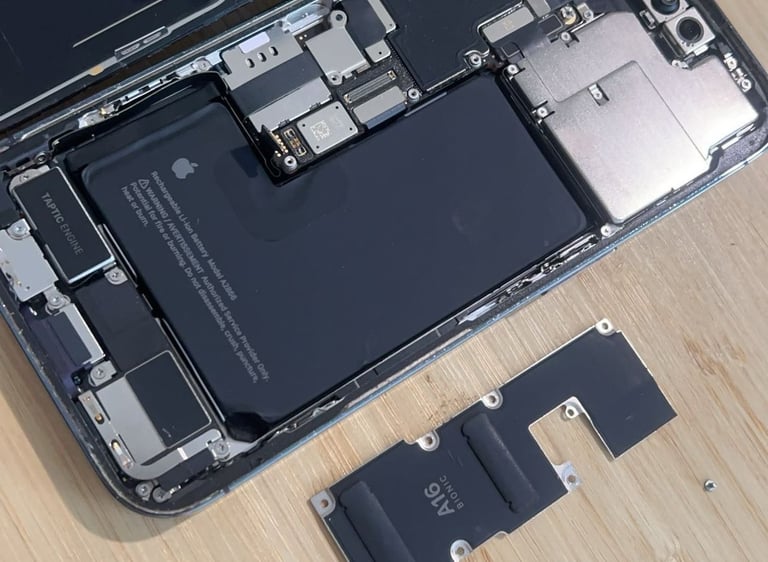Remplacement de batterie iPhone : intérieur d'un smartphone ouvert en atelier.