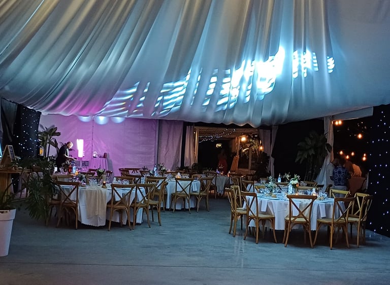Salle de mariage décoré avec table chaise et plafond en tissue
