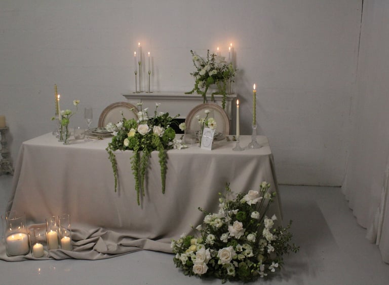 mariage raffiné et élégant en présence de fleurs