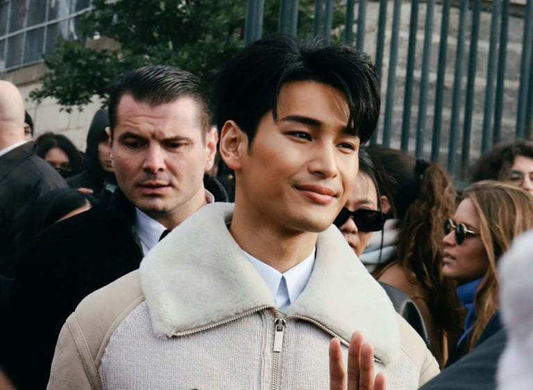 un homme qui sort de la fashion week avec deux grosses broderie sur sa veste
